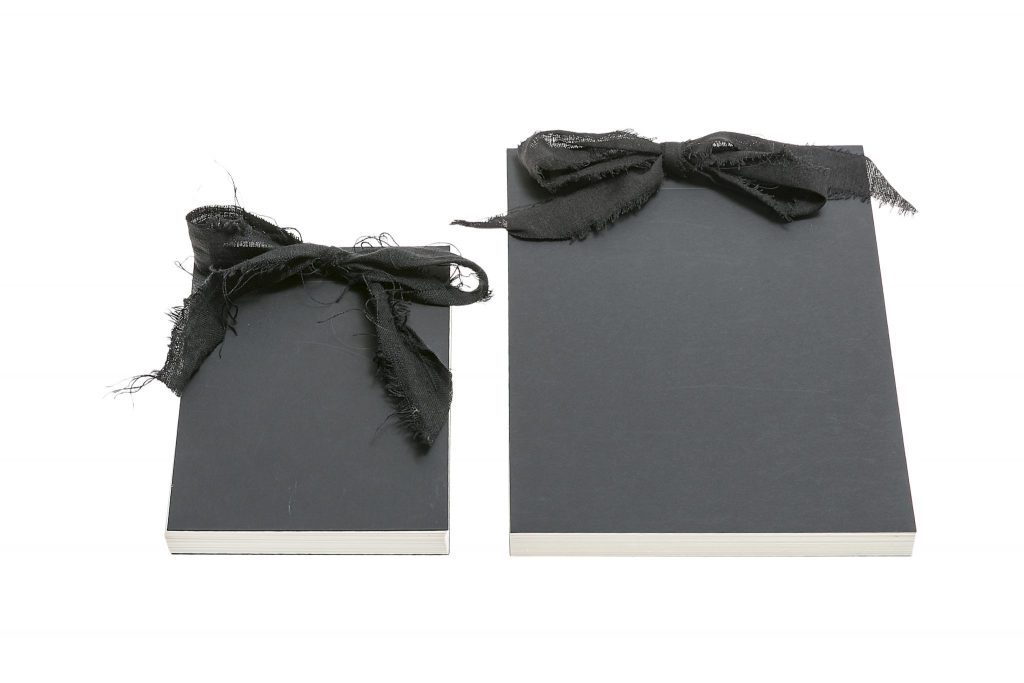 אלבום/ספר אורחים בצבע שחור עם שרוך פשתן שחור