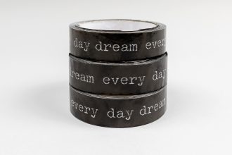 סרט דביק צר עם הכיתוב: dream every day